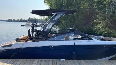 Used Cobalt R6 Surf Lake Muskoka at Walkers Point Marina