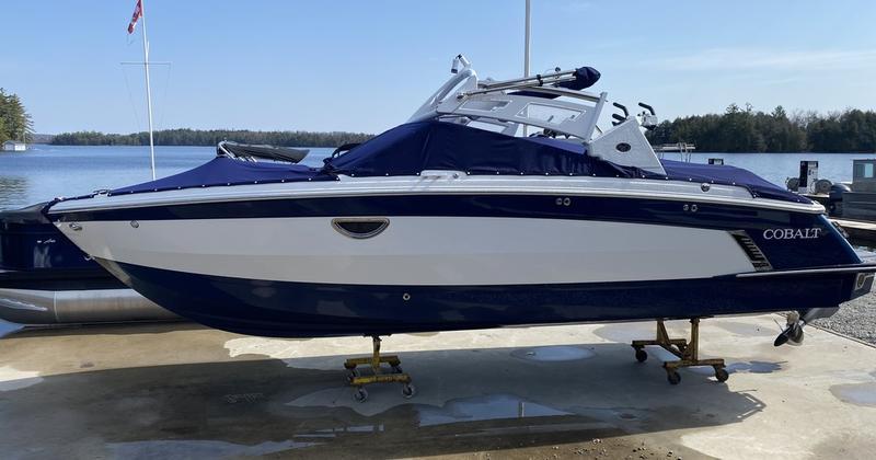 Cobalt r6 Surf For Sale at Walkers Point Marina Muskoka