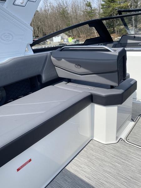 Cobalt r6 Surf For Sale at Walkers Point Marina Muskoka