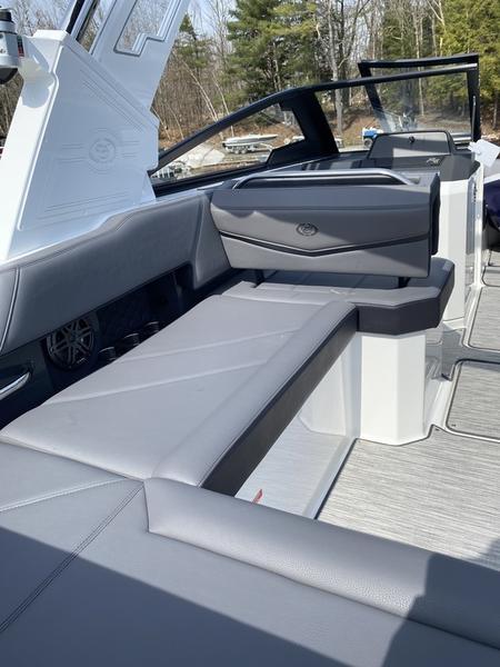 Cobalt r6 Surf For Sale at Walkers Point Marina Muskoka