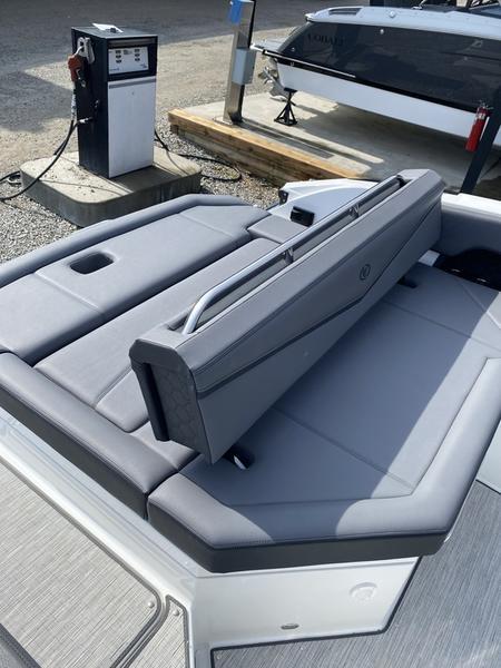 Cobalt r6 Surf For Sale at Walkers Point Marina Muskoka