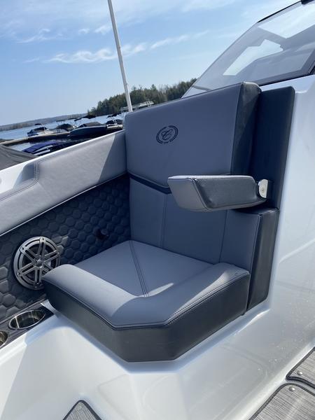 Cobalt r6 Surf For Sale at Walkers Point Marina Muskoka