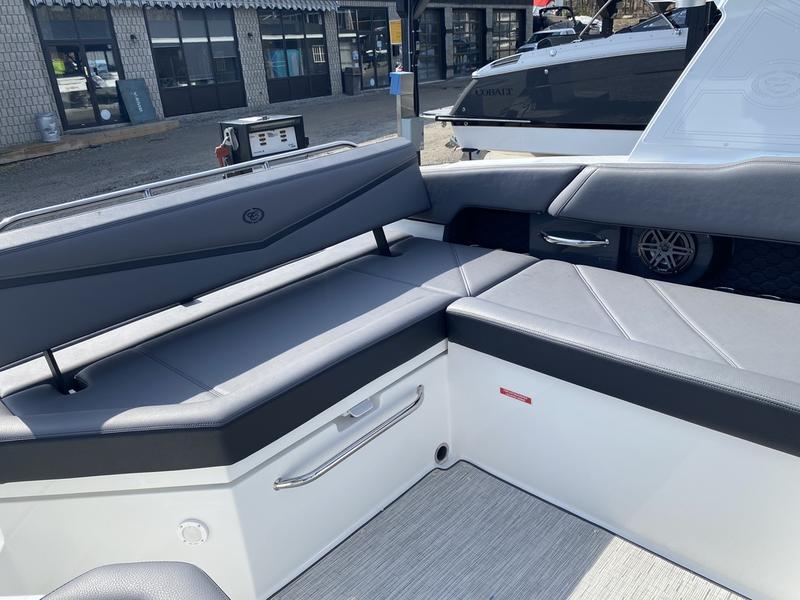 Cobalt r6 Surf For Sale at Walkers Point Marina Muskoka