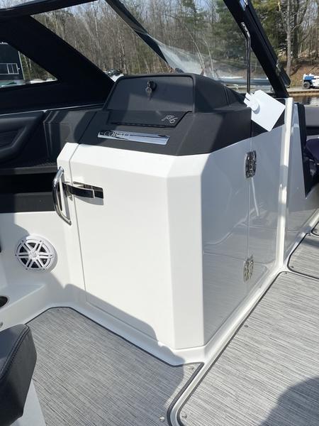 Cobalt r6 Surf For Sale at Walkers Point Marina Muskoka