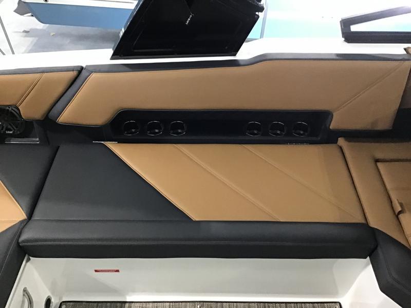 Cobalt R8 Boat For Sale at Walkers Point Marina