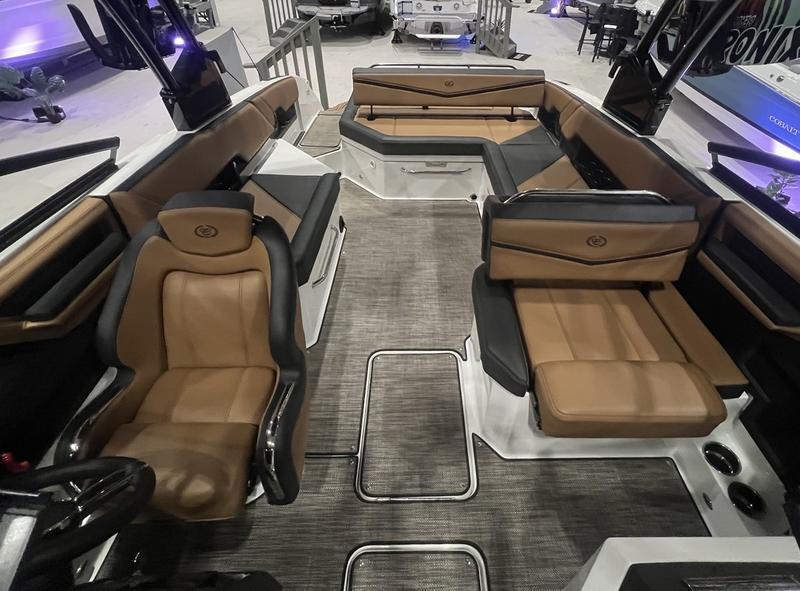 Cobalt R8 Boat For Sale at Walkers Point Marina