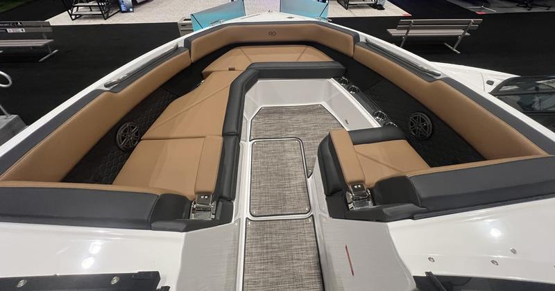 Cobalt R8 Boat For Sale at Walkers Point Marina