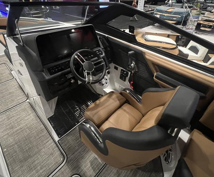 Cobalt R8 Boat For Sale at Walkers Point Marina