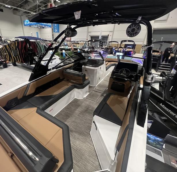 Cobalt R8 Boat For Sale at Walkers Point Marina