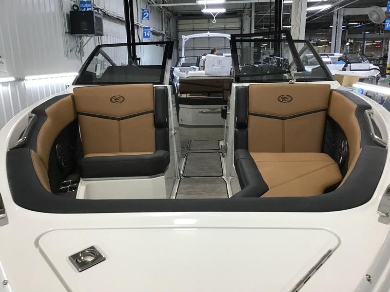 Cobalt R8 Boat For Sale at Walkers Point Marina