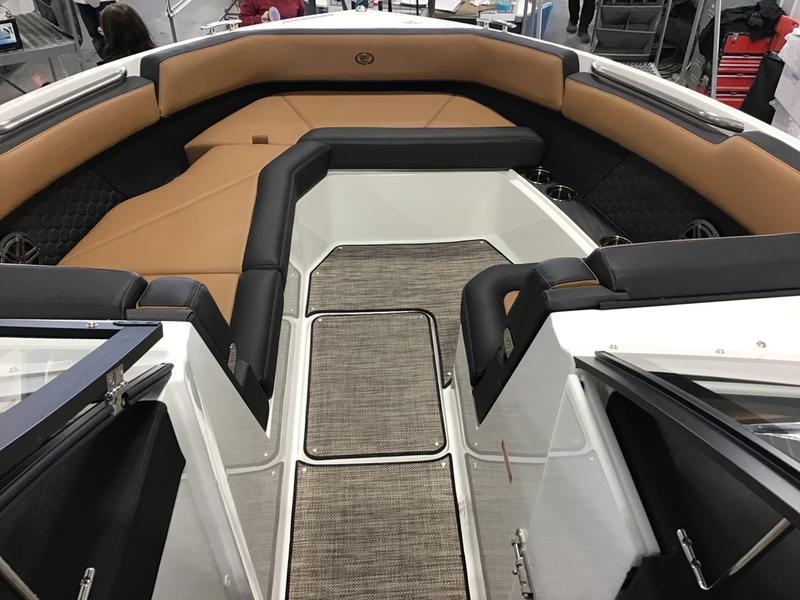 Cobalt R8 Boat For Sale at Walkers Point Marina