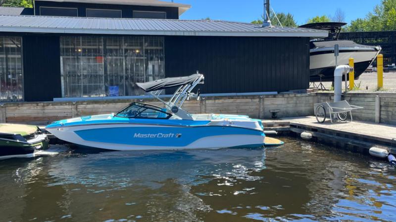 Mastercraft XT22 at Walkers Point Marina