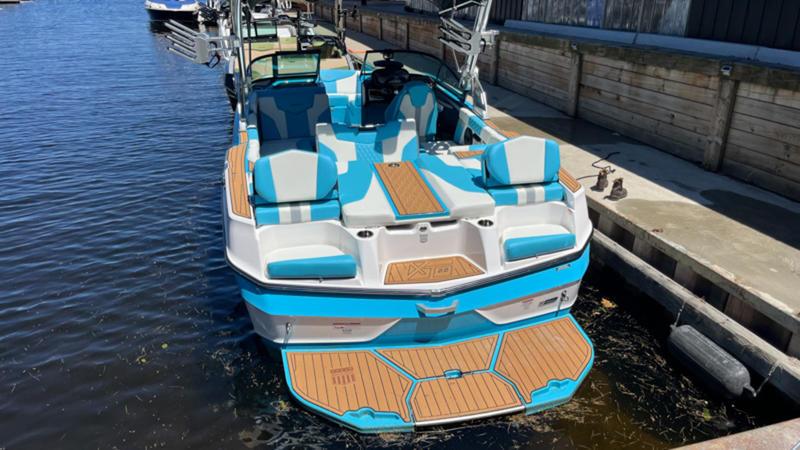 Mastercraft XT22 at Walkers Point Marina