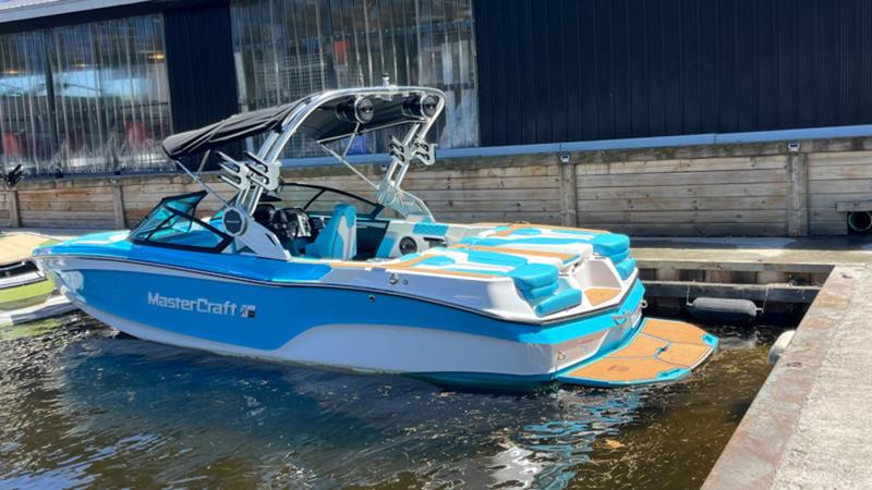 Mastercraft XT22 at Walkers Point Marina