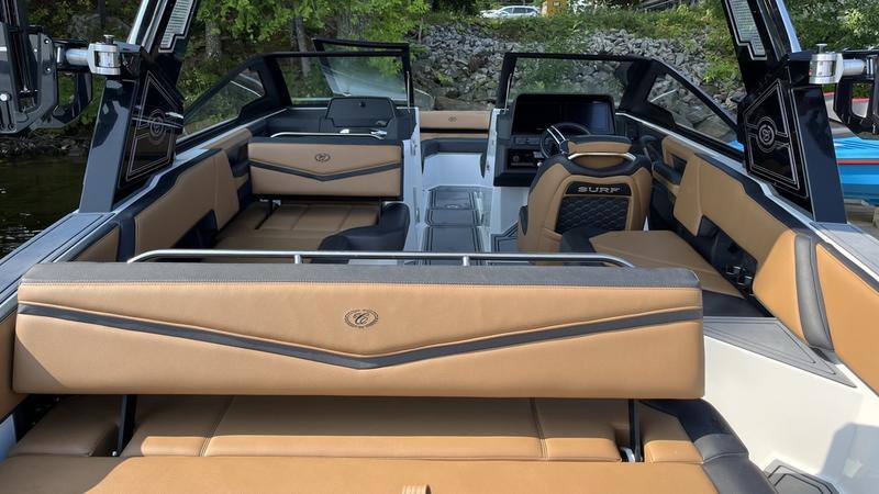 Used Cobalt R6 Surf Lake Muskoka at Walkers Point Marina