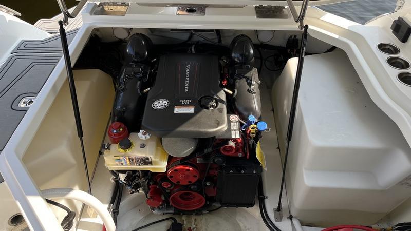 Used Cobalt R6 Surf Lake Muskoka at Walkers Point Marina
