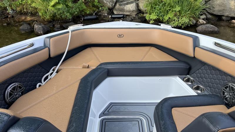 Used Cobalt R6 Surf Lake Muskoka at Walkers Point Marina