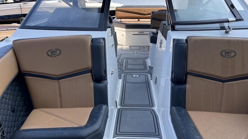 Used Cobalt R6 Surf Lake Muskoka at Walkers Point Marina