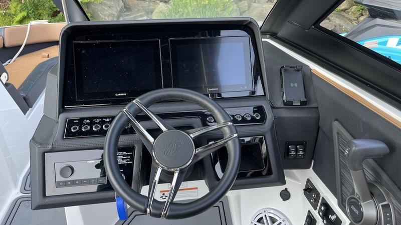 Used Cobalt R6 Surf Lake Muskoka at Walkers Point Marina